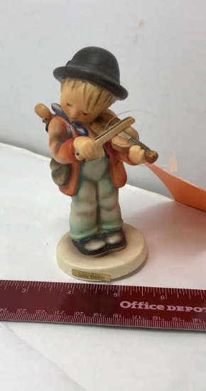 M.I HUMMEL FIGURINE "LITTLE FIDDLER"