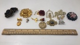 10) COSTUME JEWELRY BROOCHES/PINS.
