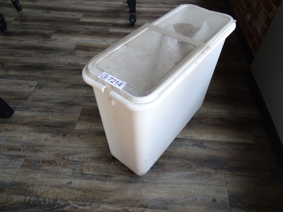 LARGE PLASTIC FOOD STORAGE TUB.