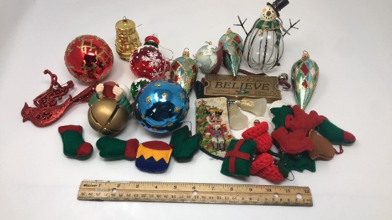 ASSORTMENT OF GLASS & FELT ORNAMENTS