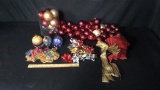 ASSORTMENT OF ROUND ORNAMENTS