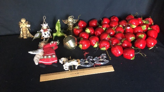 ORNAMENTS & APPLES