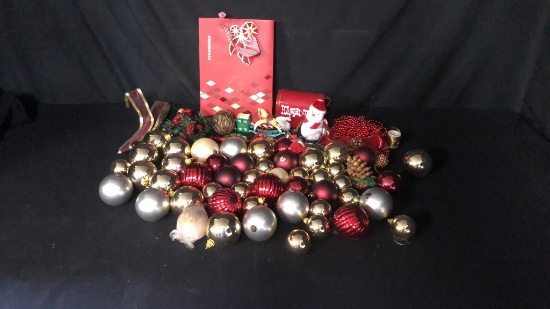 ASSORTMENT OF ROUND ORNAMENTS