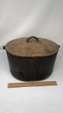 VINTAGE OVAL CAST IRON POT WITH BAIL HANDLE & LID