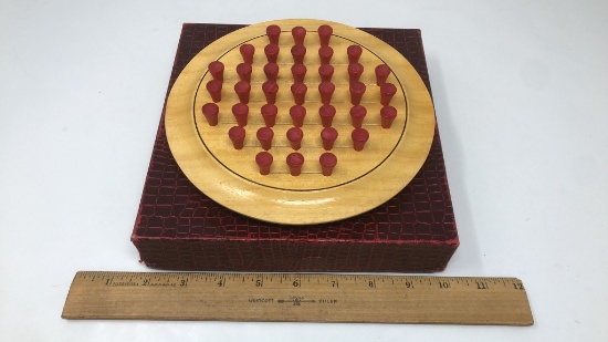 VINTAGE ROUND WOODEN SOLITAIRE BOARD WITH PEGS