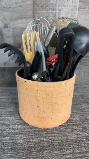 CROCK OF PAMPERED CHEF & MORE KITCHEN UTENSILS
