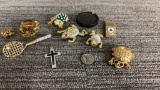 COLLECTION OF FASHION PINS & PENDANTS