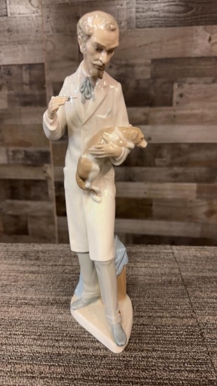 LLADRO FIGRUINES VETERINARIAN WITH PUPPY