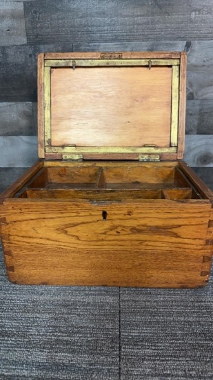 VTG WOODEN TABLE CHEST