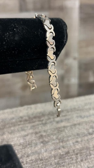 STERLING SILVER "X" & "O" BRACELET. 25G