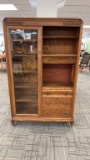 ANTIQUE QUARTER SAWN OAK DISPLAY CABINET