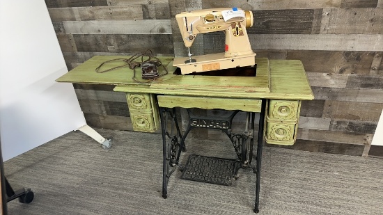 VTG SINGER SEWING MACHINE MODEL 500A IN CABINET
