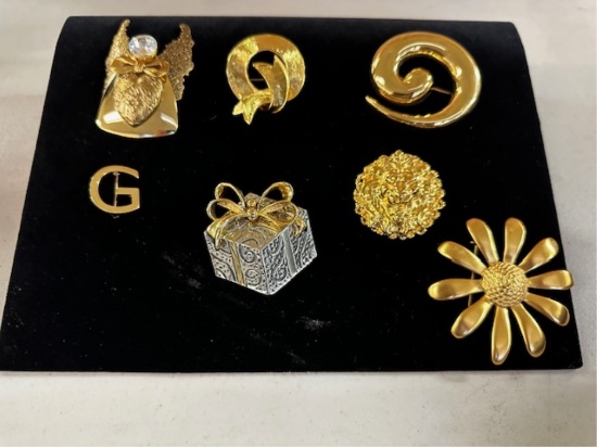 GOLD-TONE STATEMENT BROOCHES
