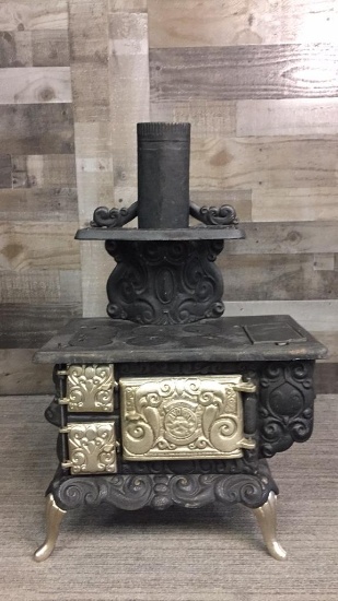 ANTIQUE DOLLY'S FAVORITE CAST IRON STOVE