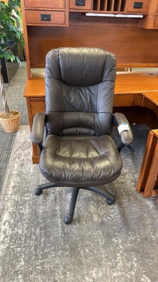 BROWN BONDED LEATHER EXECUTIVE OFFICE CHAIR.