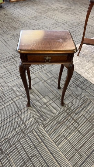 ANTIQUE QUEEN ANNE STYLE SIDE TABLE.