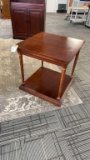 CHERRY COLORED WOOD SIDE TABLE.