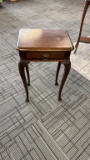 ANTIQUE QUEEN ANNE STYLE SIDE TABLE.