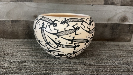 BLACK & WHITE ACOMA NM POTTERY BY JF ARAGON