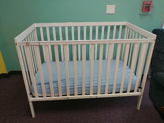 White Wooden Crib w/ (1) Mattress