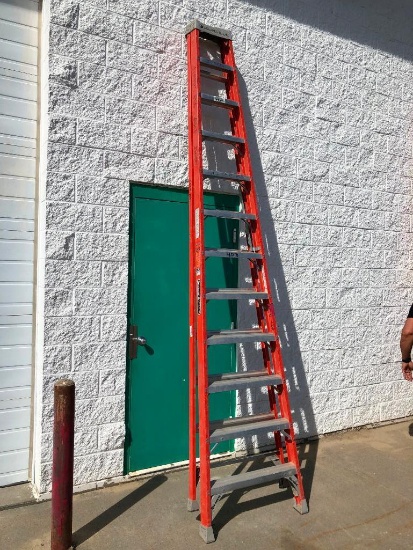 Louisville 12 Foot Fiberglass Step Ladder, Model: FS1512, 300lbs