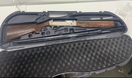 Benelli Legacy 12 Gauge Shotgun, 3in Chamber, 2 Choke Tubes, 26in Barrel w/ Hard Case