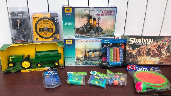 John Deere Model 420 w/ Wagon 1/16 Die Cast, Military Models