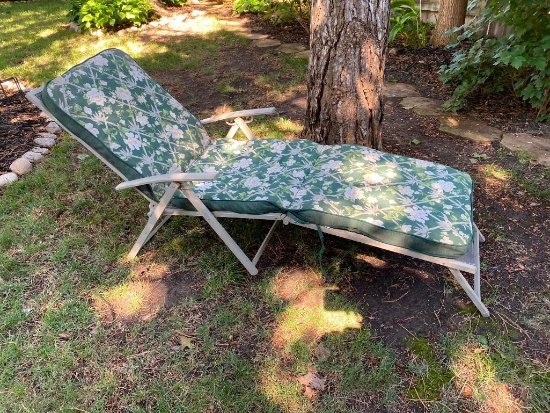 Patio Lounger with Cushion