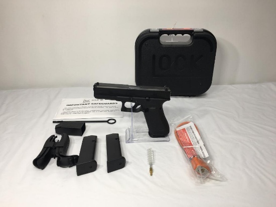 Glock G17 Gen 5 FXD 9mm w/ Factory Case & 3 Magazines SN: ADEH413