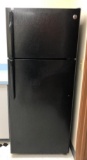 GE 17.5 Cu.Ft. Top-Freezer Refrigerator Model: GTS18GTHFRBB - Very Clean, Looks New