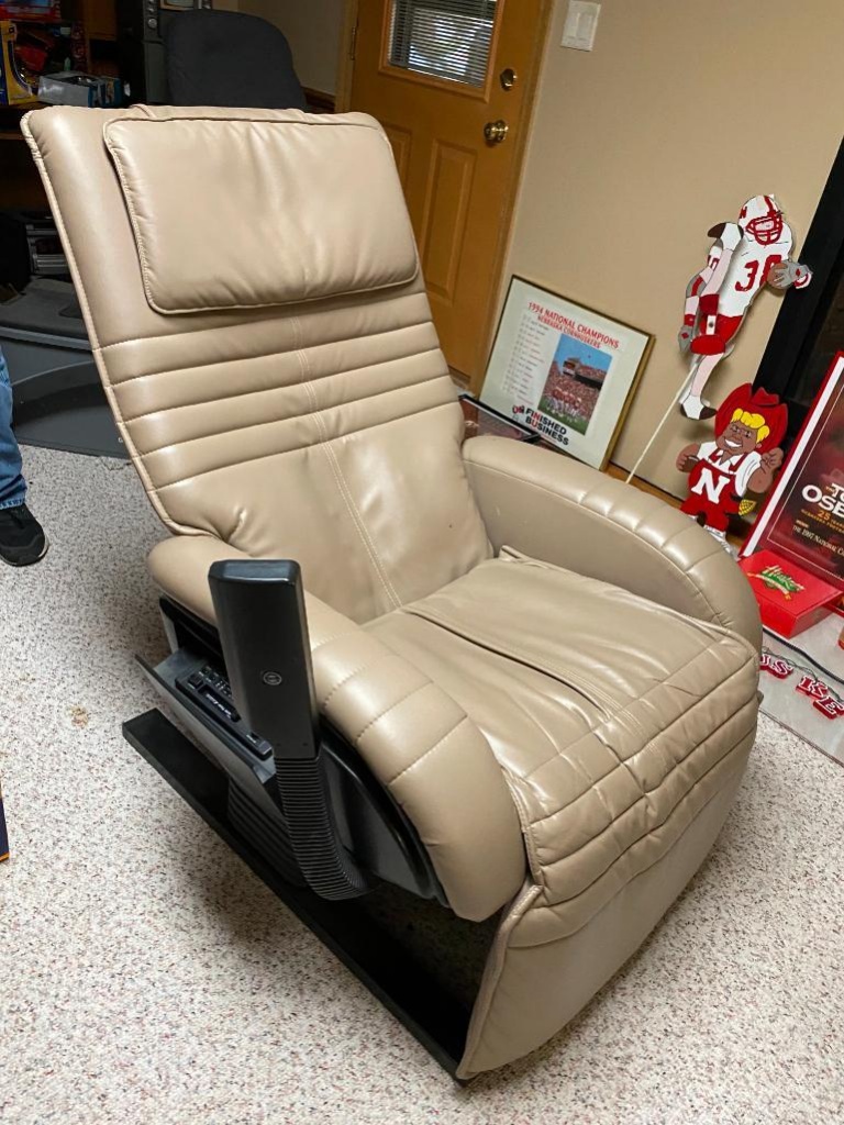 HWE Massage Chair w/ Stereo, Works Good | Estate & Personal Property |  Online Auctions | Proxibid