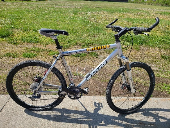 Giant Rainier Mountain Bike 6061 Extra Light ALUXX Aluminum Alloy Tubing, 26in Tires, Shimano