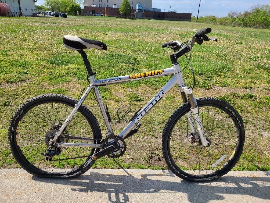 Giant Rainier Mountain Bike 6061 Extra Light ALUXX Aluminum Alloy Tubing, 26in Tires, Shimano