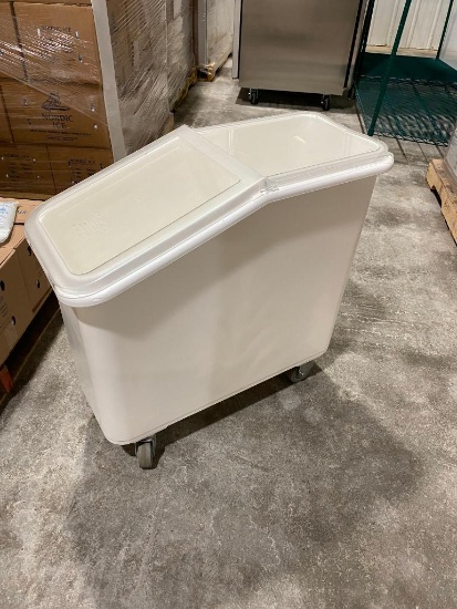 Cambro IBS20 Mobile Ingredient Bin 21, Slant Top, 21 Gallon Capacity