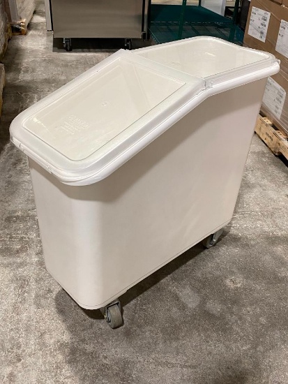 Cambro IBS20 Mobile Ingredient Bin 21, Slant Top, 21 Gallon Capacity