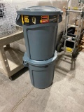 (2) BRUTE 20 Gallon Trash Cans w/ Lids