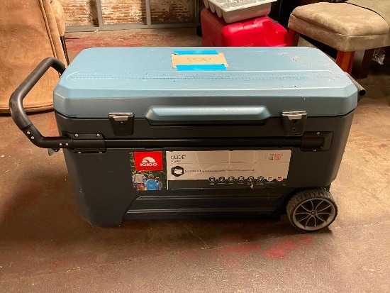 Igloo Glide Mobile Cooler, 110 Quart, 168 Can Capacity, Clean