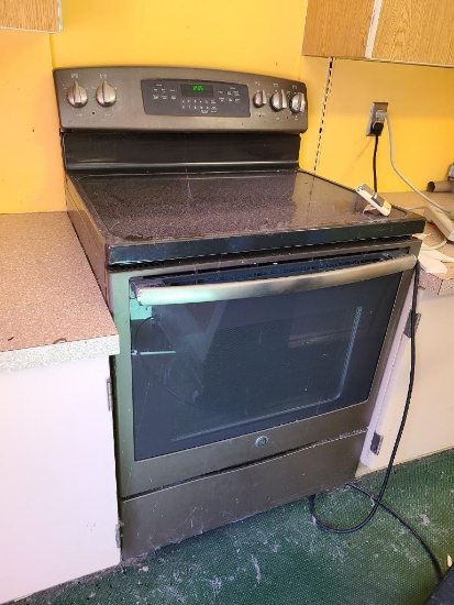 GE Smooth Surface Range / Oven