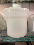 Lot of 6 - 18 Quart Round Bin Food Containers w/ Lids