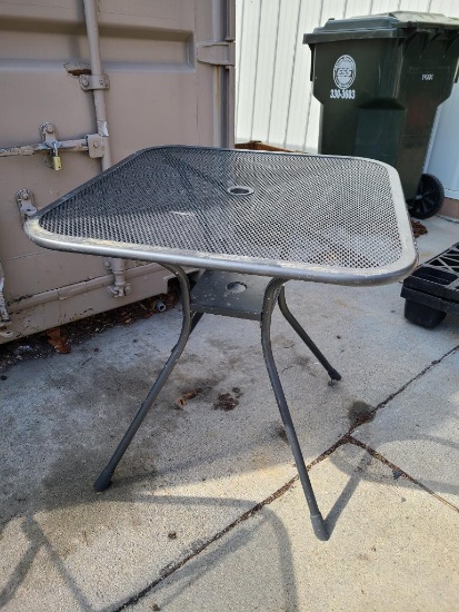 Metal Outdoor Patio Table (28in Square)