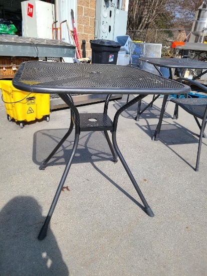 Metal Outdoor Patio Table (28in Square)