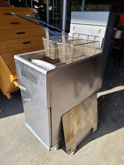 Pitco Frialator 40lb Floor Fryer - LP Gas, Very Clean, w/ 2 Fryer Baskets