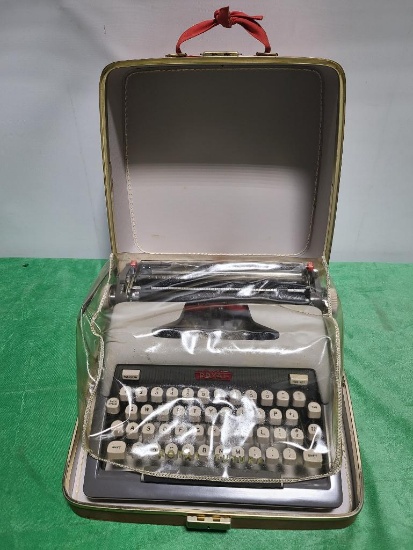 Royal Futura 800 Typewriter w/ Case
