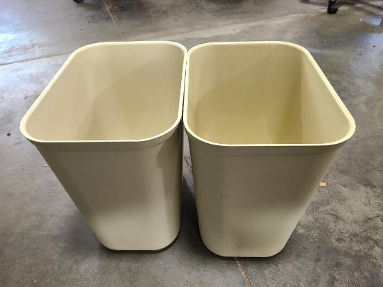 Lot of 2 Rubbermaid Fire Resistant 7 Gallon Trash Cans