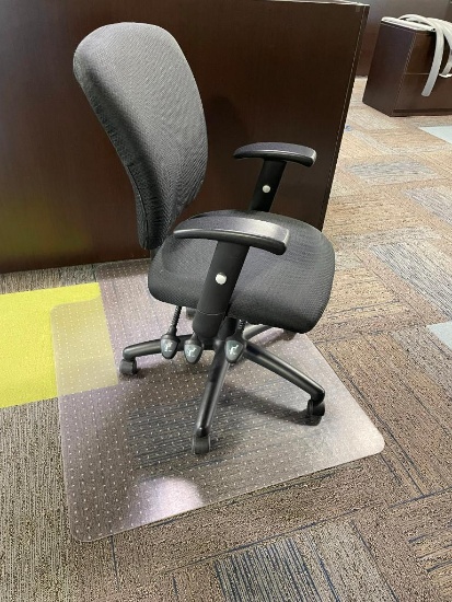 Office Chair & Chair Mat, Clean, Several Adjustable Levers, Great Office Chair