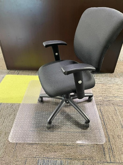 Office Chair & Chair Mat, Clean, Several Adjustable Levers, Great Office Chair