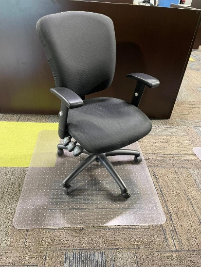 Office Chair & Chair Mat, Clean, Several Adjustable Levers, Great Office Chair