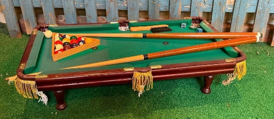 Minnesota Fats Miniature Billiards Pool Table w/ Cues, Rack and Balls