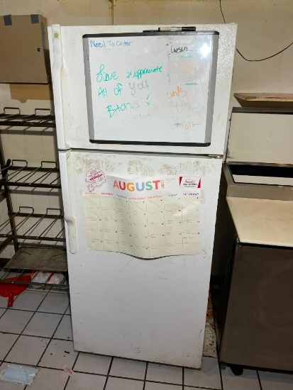 GE Refrigerator / Freezer, Needs Cleaned