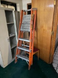 Fiberglass 4-Ft A-Frame Painters / Contractors Ladder